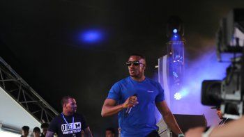 El rapero británico Bugzy Malone resultó gravemente herido en un choque de moto