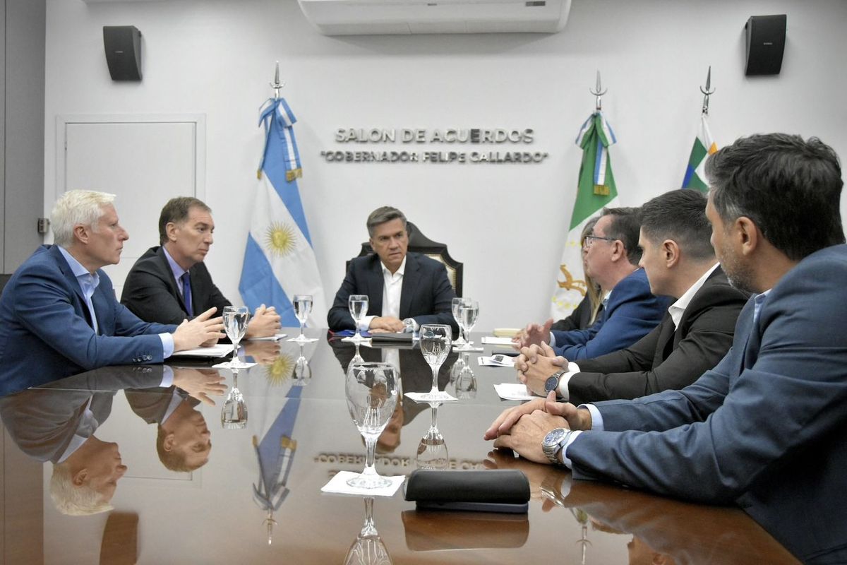 Diego Santilli reunido con el equipo de gobierno de Chaco.