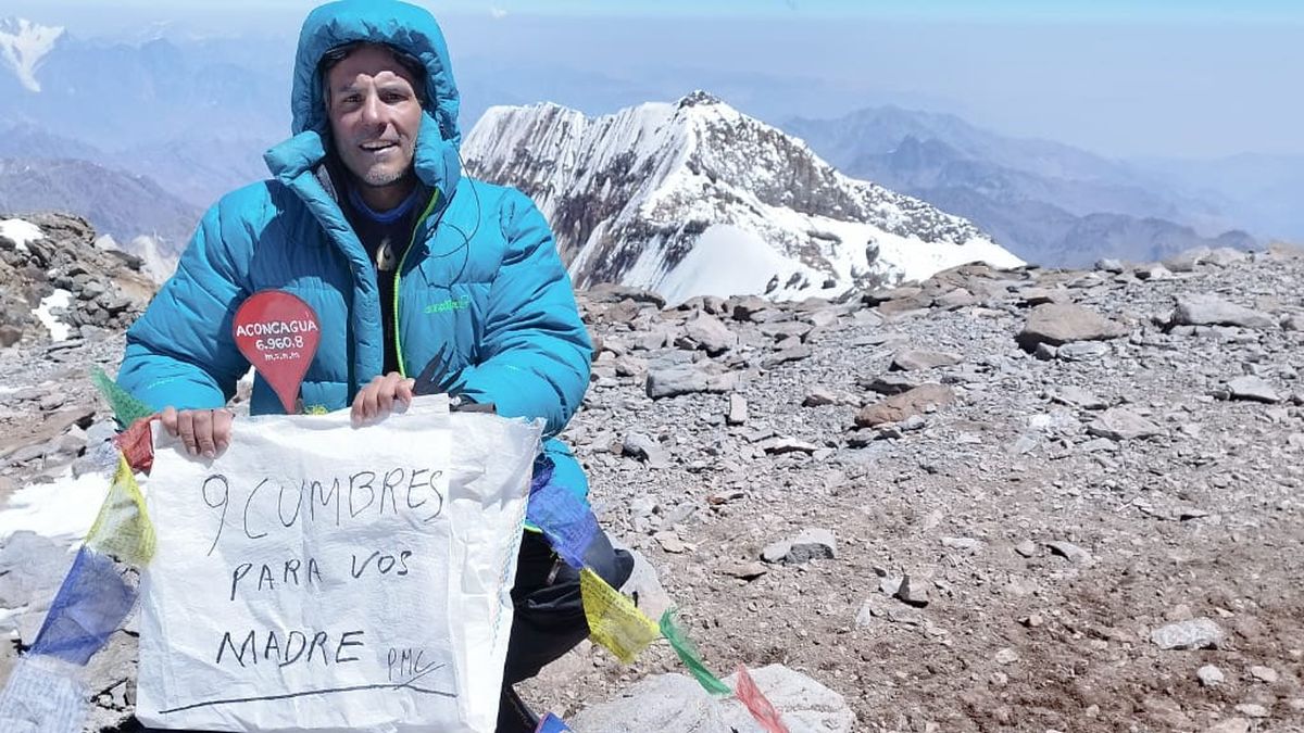 Pedro Cacivio, el apasionado por la naturaleza y monta&ntilde;a mendocina que encontr&oacute; el Cementerio de los Andinistas en p&eacute;simo estado. La foto fue tomada en la cumbre del Aconcagua.