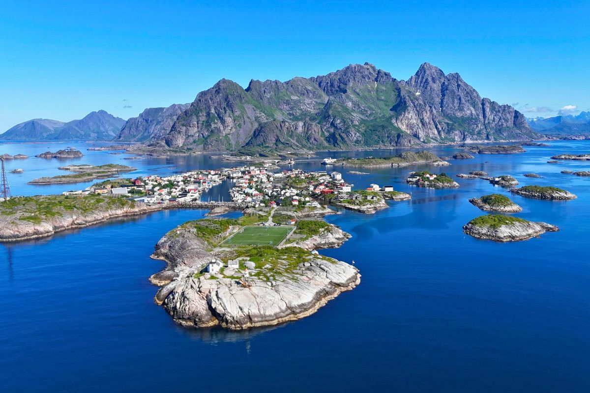 Un archipiélago es un conjunto de islas que se encuentran cerca unas de otras. Un archipiélago es un conjunto de islas que se encuentran cerca unas de otras.