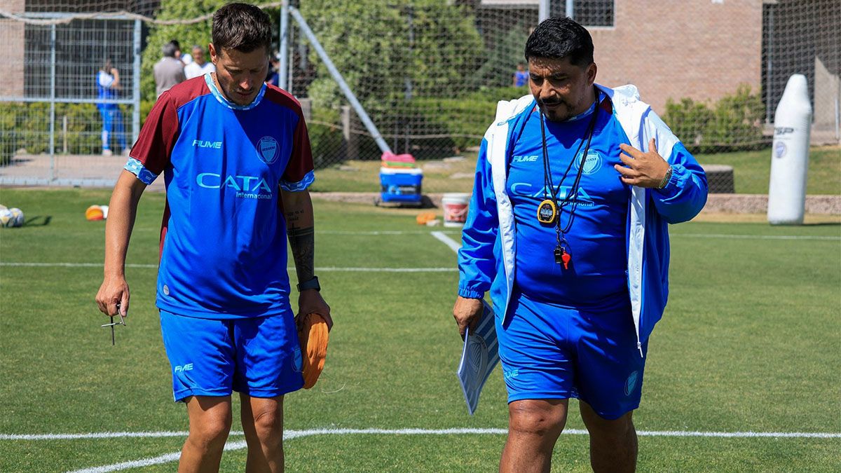 Omar Asad habla con el Fideo Fern&aacute;ndez.