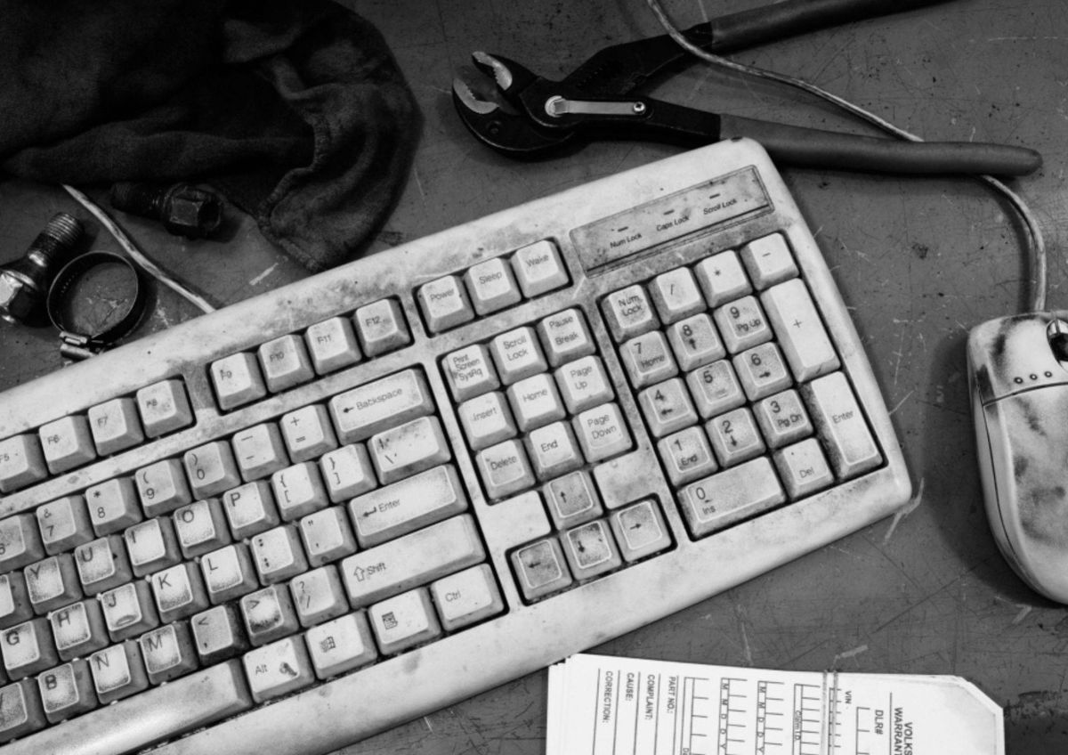 Un sencillo truco casero para limpiar las teclas de la computadora