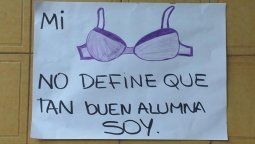 Corpiñazo para repudiar la sanción a una alumna por no usar corpiño