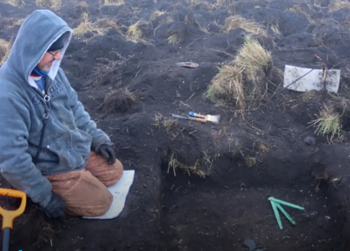 La excavación dejó sorprendidos a los arqueólogos. La excavación dejó sorprendidos a los arqueólogos.