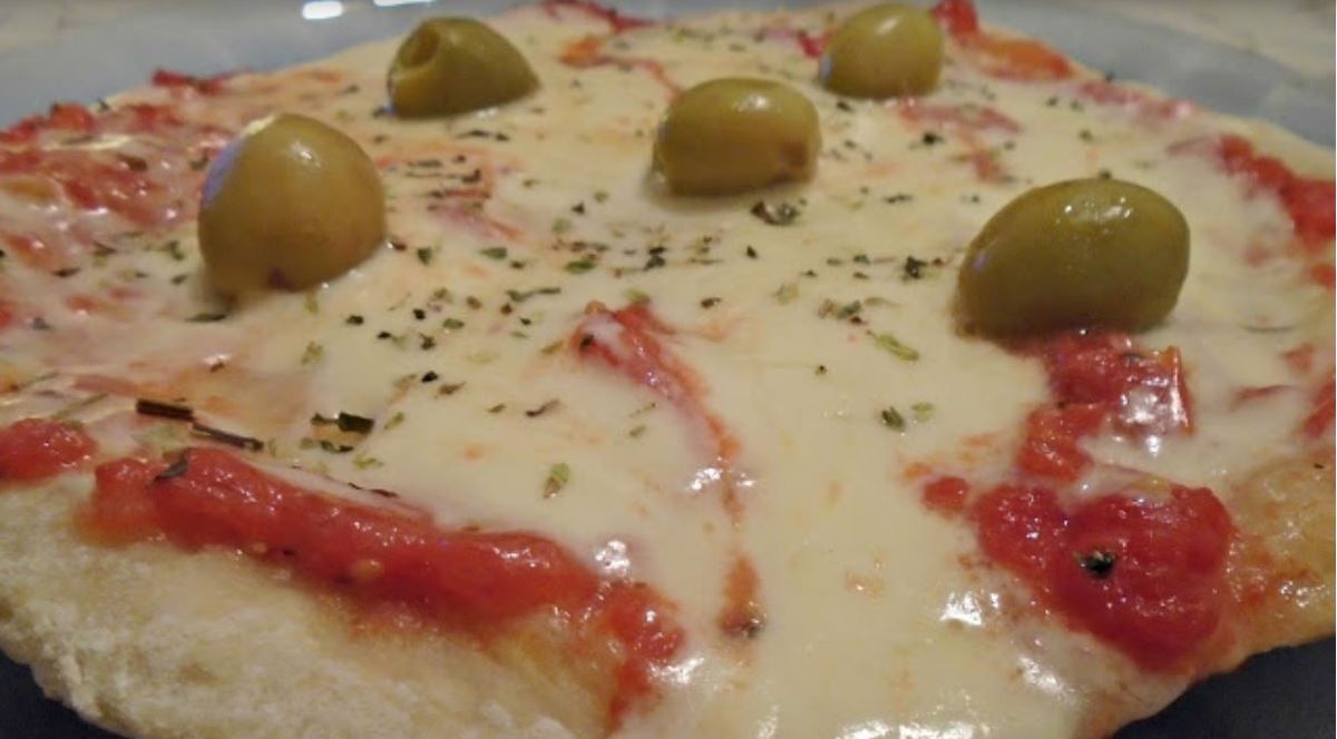 Riquísima piza casera. Con esta receta de piza casera fácil vas a quedar como un rey. Riquísima piza casera. Con esta receta de piza casera fácil vas a quedar como un rey.
