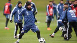 Messi está más afuera que adentro para el partido ante Italia