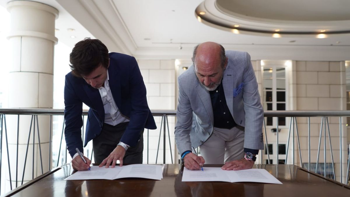 García Moritán y Vargas Arizu, en el momento de firmar el acuerdo de trabajo en conjunto. 