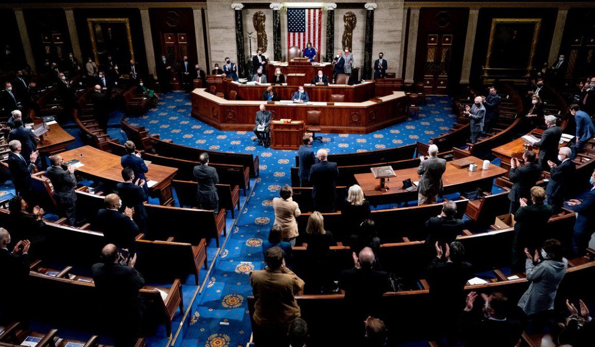 La Cámara de Representantes, con el apoyo de votos demócratas y republicanos, aprobó en el tiempo récord iniciar un nuevo juicio político contra el presidente Donald Trump