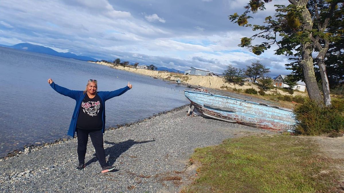 Zulma Cardozo en la esquina de su casa: el canal de Beagle