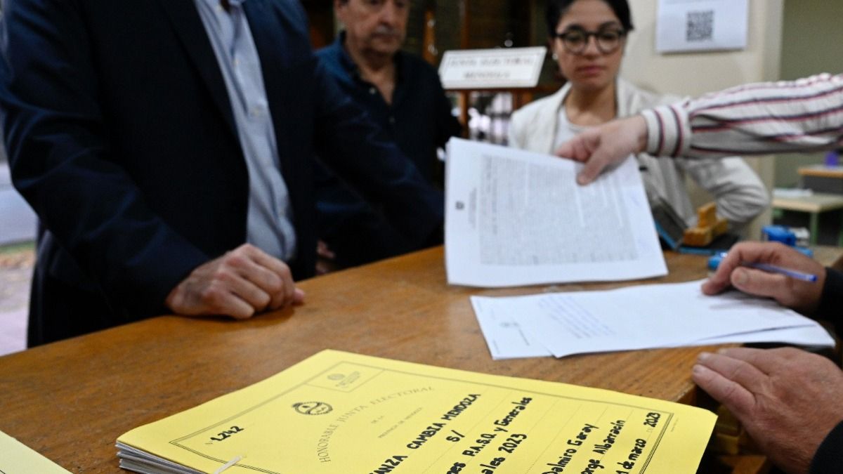 El interventor del PRO en el momento en que se inscribe al partido dentro del frente Cambia Mendoza en la Justicia Electoral provincial.