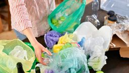 El afortunado que tenga bolsas de plástico tiene un tesoro del reciclaje: cómo hacer hilo de tejer El afortunado que tenga bolsas de plástico tiene un tesoro del reciclaje: cómo hacer hilo de tejer