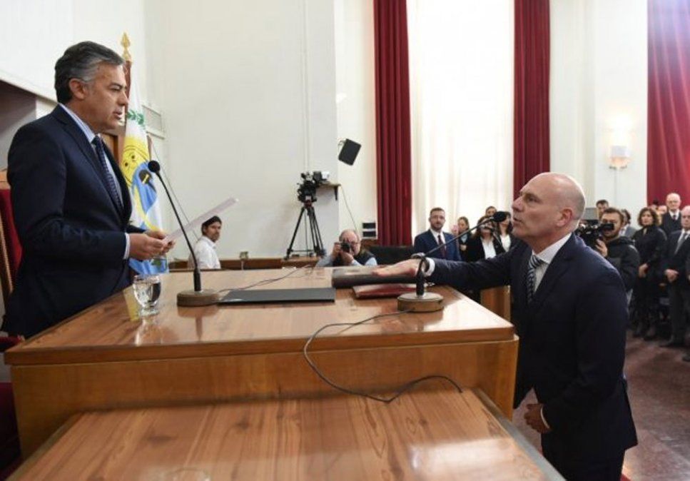 Cornejo tom&aacute;ndole juramento a Garay como juez de la Corte en 2018.