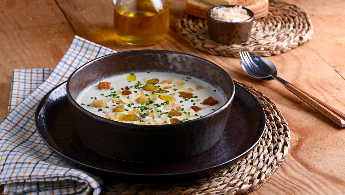 Receta de ajo blanco malagueño: un plato refrescante, versátil y fácil de España.