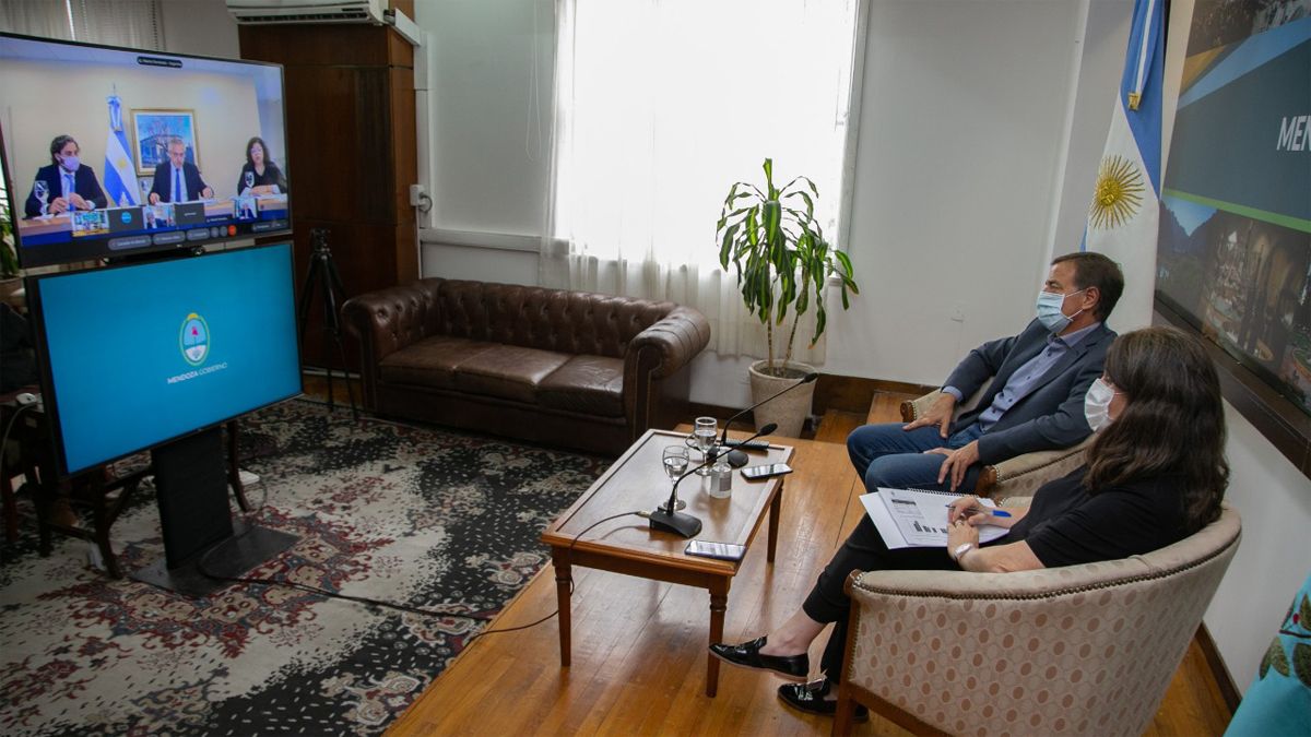 El gobernador Suarez y la ministra Nadal en un momento de la videoconferencia con el Presidente de la Nación, Cafiero y Vizzoti.