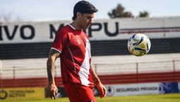Enzo Pérez posó con la camiseta del Deportivo Maipú y este viernes volverá a jugar ante San Martín de Tucumán.