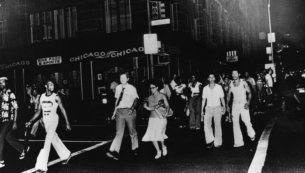 Se dice que muchos jóvenes aprovecharon la situación del apagón para obtener equipos de música que luego darían impulso al nacimiento del género Hip Hop en el Bronx. Se dice que muchos jóvenes aprovecharon la situación del apagón para obtener equipos de música que luego darían impulso al nacimiento del género Hip Hop en el Bronx.