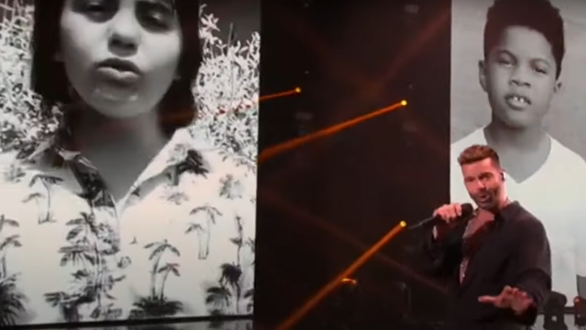 Felipe Casagrande, de camisa a la derecha de Ricky Martin, fue uno de los coristas del cantante.