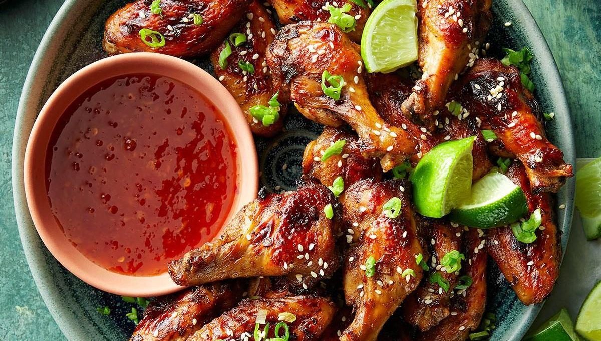 Cómo lograr sabrosas chicken wings, la receta para cocinar alitas al mejor estilo de Estados Unidos.