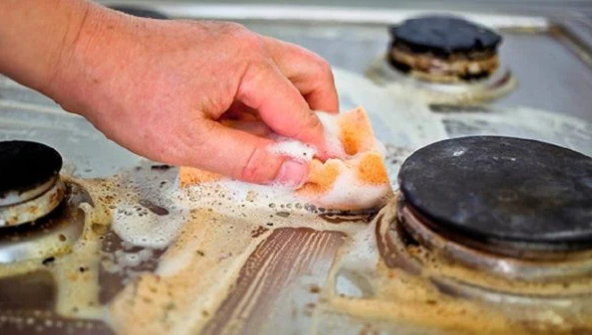 Sin bicarbonato: el poderoso truco casero para quitar las manchas del horno