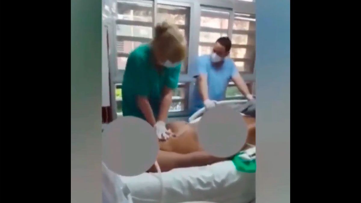 Captura de pantalla. Momento exacto de las maniobras de reanimación de parte de una de las enfermeras.
