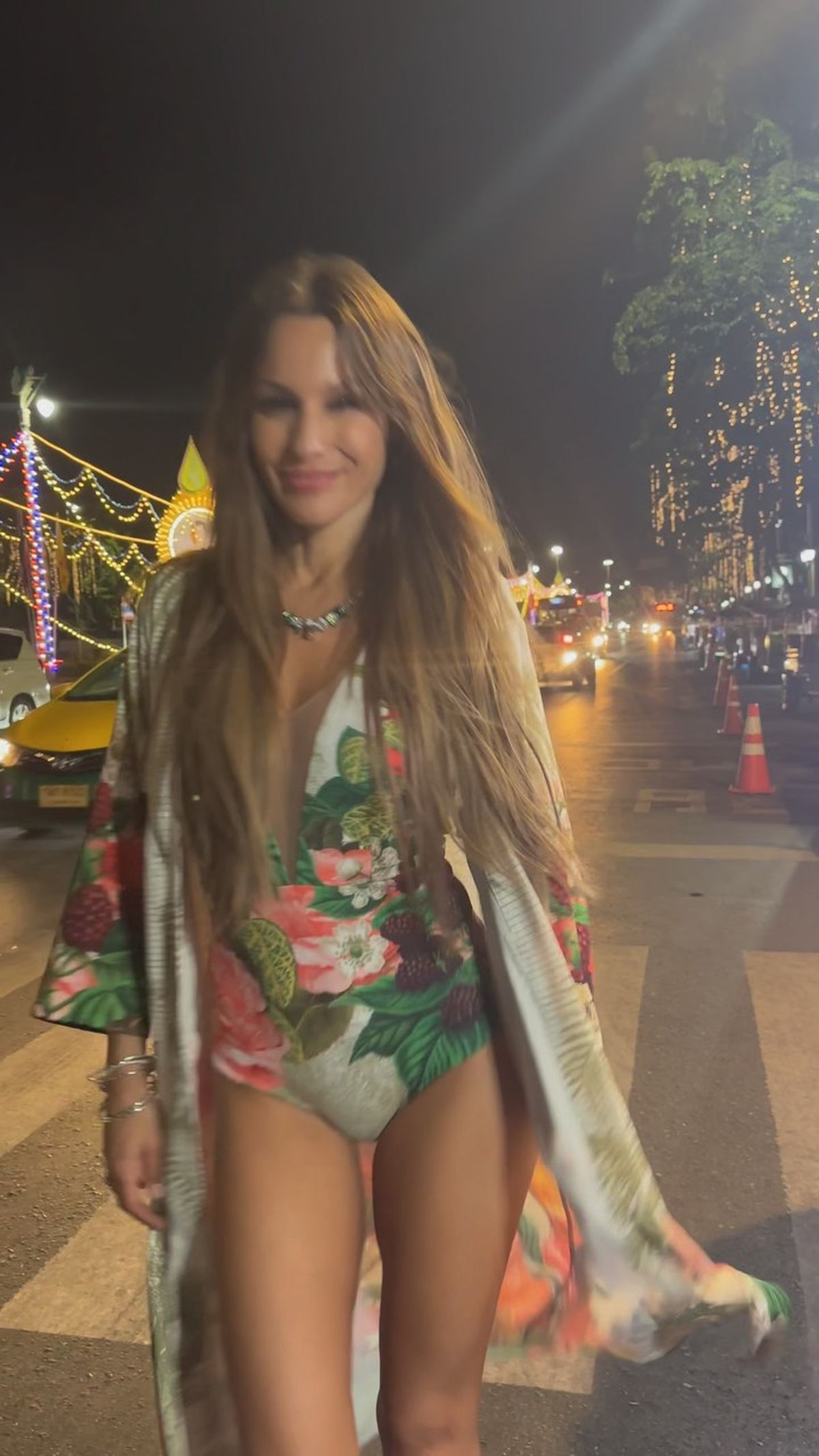 Desde Tailandia, Pampita estrena enteriza ultra cavada en clave floral y ultra XS. Desde Tailandia, Pampita estrena enteriza ultra cavada en clave floral y ultra XS.