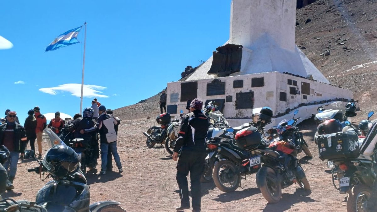 Misión cumplida. Los motociclistas llegan y se saludan emocionados. Misión cumplida. Los motociclistas llegan y se saludan emocionados.