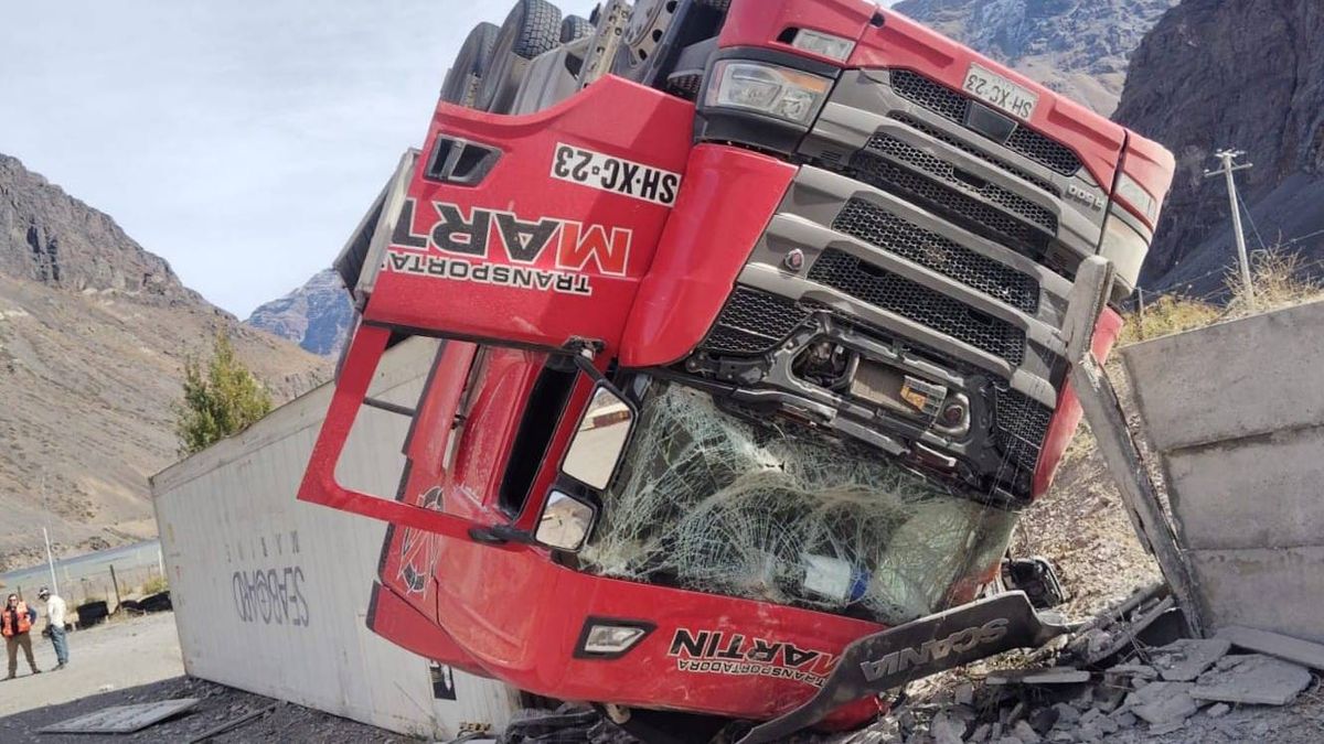 Así quedó el camión tras el vuelco en el paso a Chile.