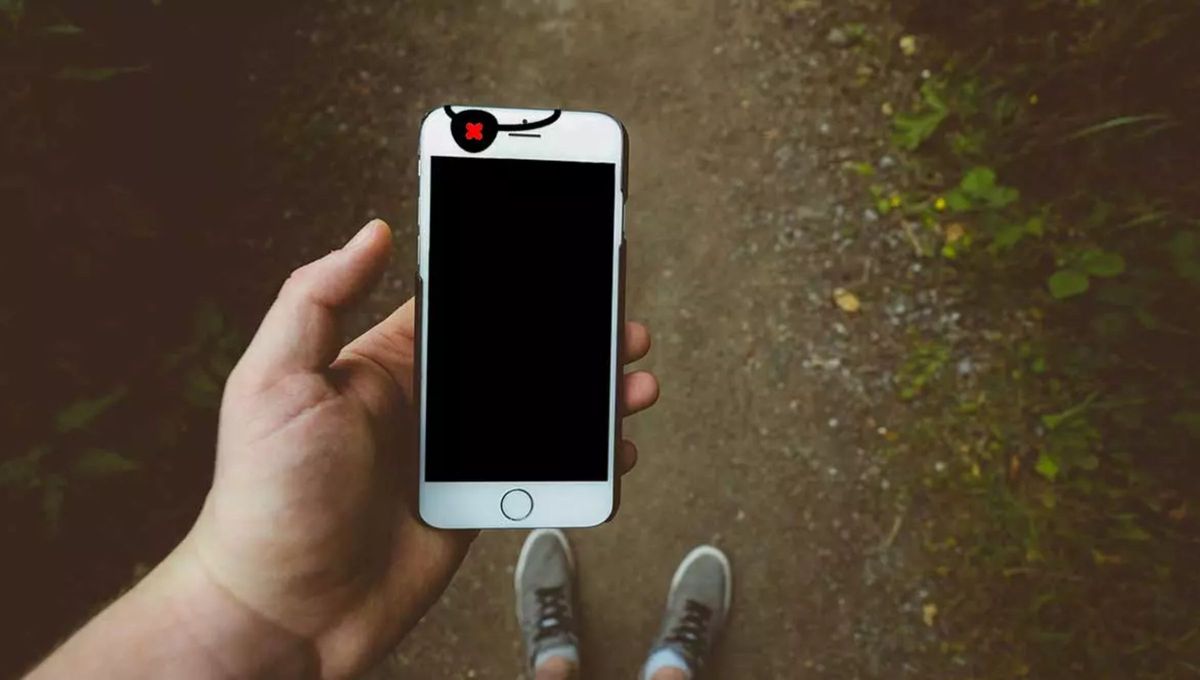Pocos lo saben: por qué se recomienda tapar con cinta la cámara selfie del celular