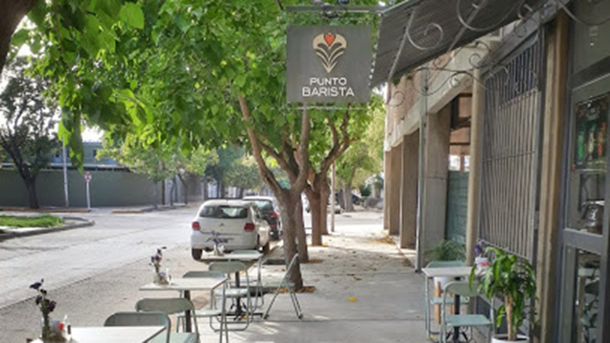 En San Martín, Mendoza, el bar le ofrece café gratis al personal de la salud porque nunca se relajaron