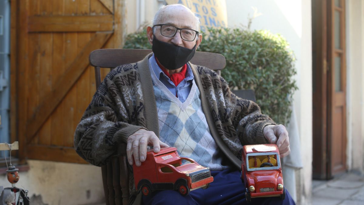 Día del Niño: a los 90 años sigue vendiendo sus juguetes