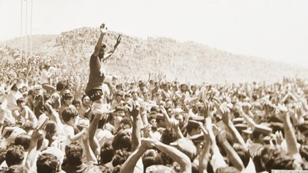 Una de las fotos históricas de Santiago Pizarro con Ernesto Contreras y una multitud luego de un Cruce de Los Andes.