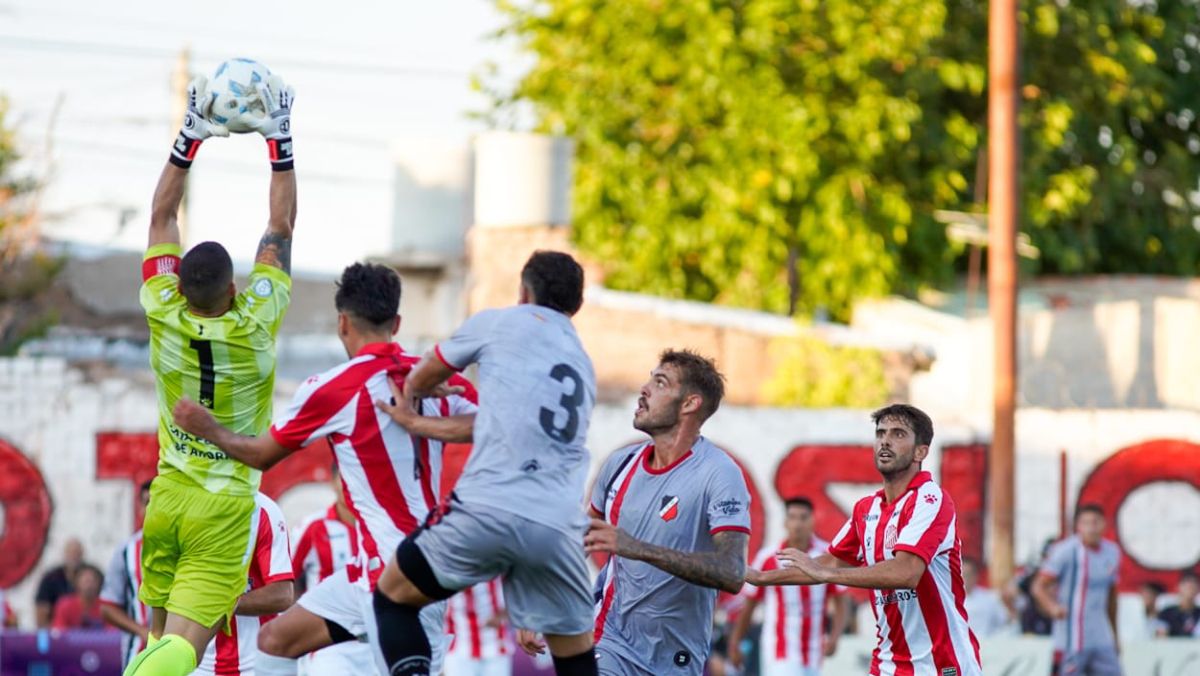 Con más ganas que ideas, Maipú buscó la igualdad ante el Santo tucumano. Con más ganas que ideas, Maipú buscó la igualdad ante el Santo tucumano.