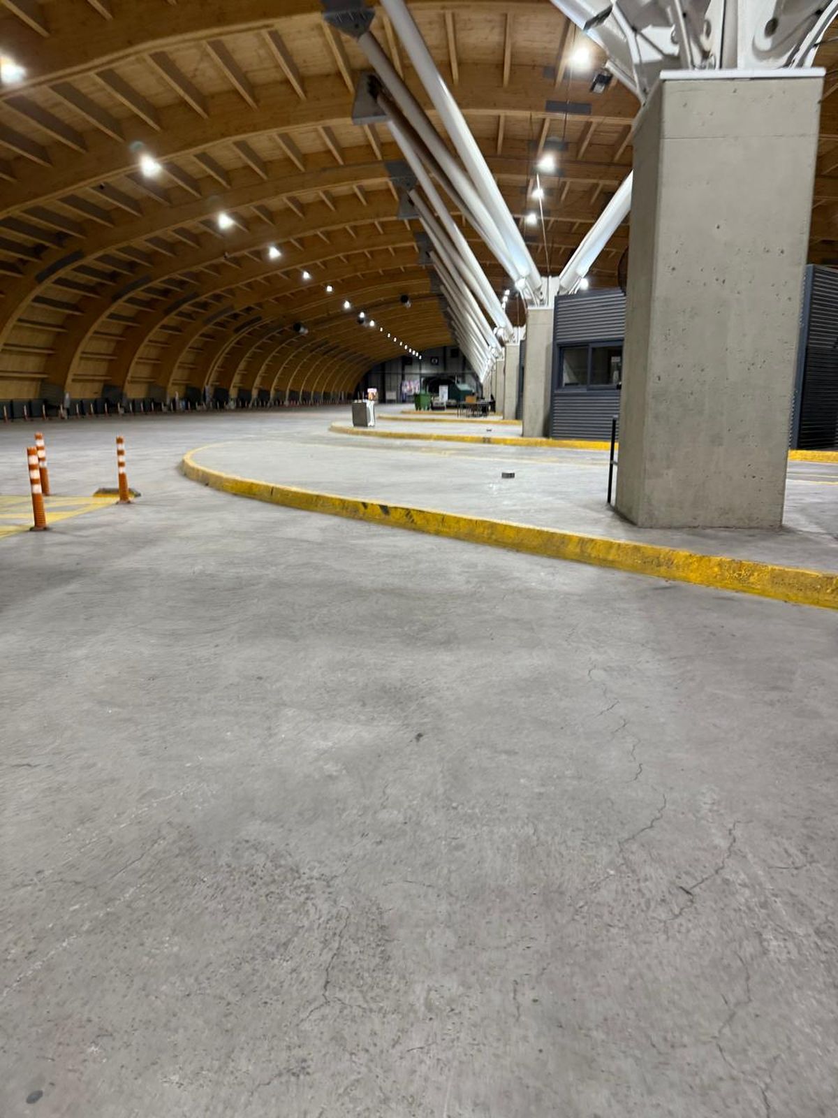 La aduana chilena lucía casi vacía y sin atención la noche del lunes mientras, según Farina, había una larga fila de turistas esperando para hacer sus trámites. La aduana chilena lucía casi vacía y sin atención la noche del lunes mientras, según Farina, había una larga fila de turistas esperando para hacer sus trámites.