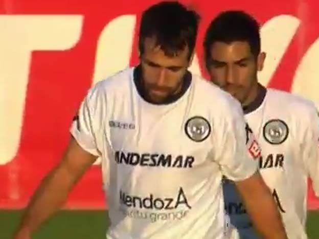 Tremenda patada de Caballero sobre Zapata