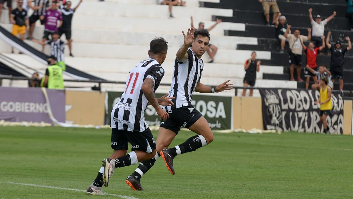 Leandro Cicccolini marcó un gol con mucha categoría.