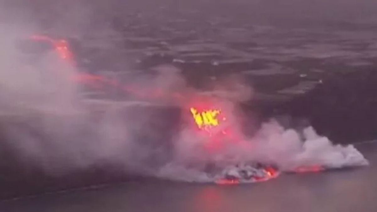 La lava llegó al mar y va fromando un delta frente a la costa.