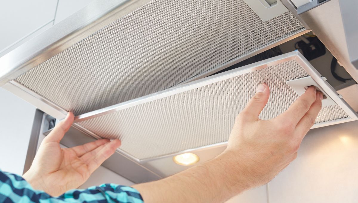 Los filtros de la campana se retiran para su limpieza. Los filtros de la campana se retiran para su limpieza. 