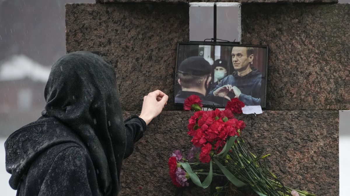 En distintos puntos de Moscú, los aliados a Alexei Navalny lo homenajean tras su muerte en una prisión del Ártico En distintos puntos de Moscú, los aliados a Alexei Navalny lo homenajean tras su muerte en una prisión del Ártico