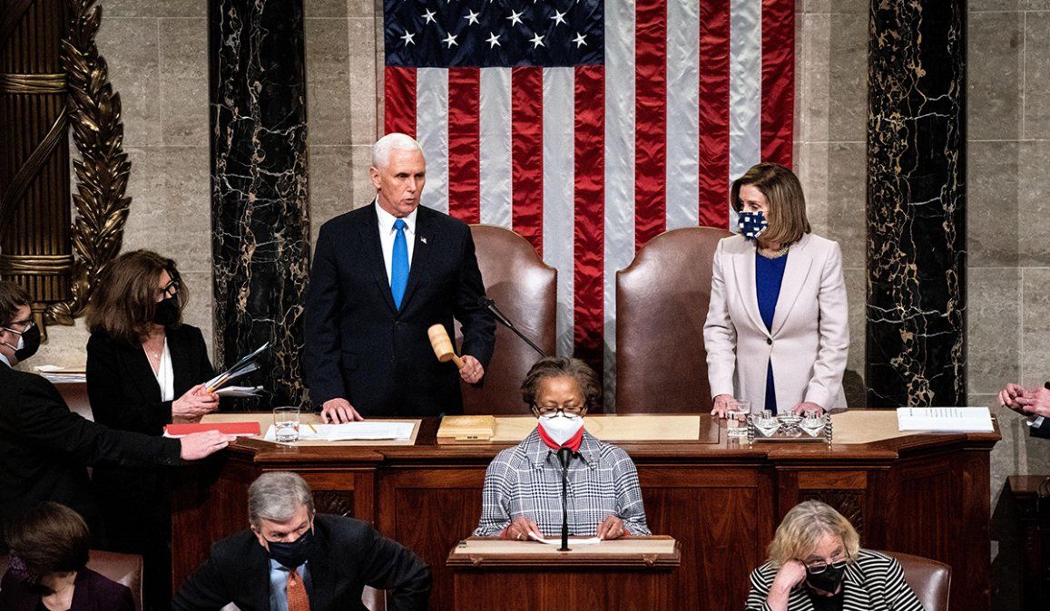 El vicepresidente Mike Pence y la presidenta de la Cámara de Representantes Nancy Pelosi encabezaron la sesión que certificó los resultados electores, mientras los congresistas reclaman la destitución de Donald Trump