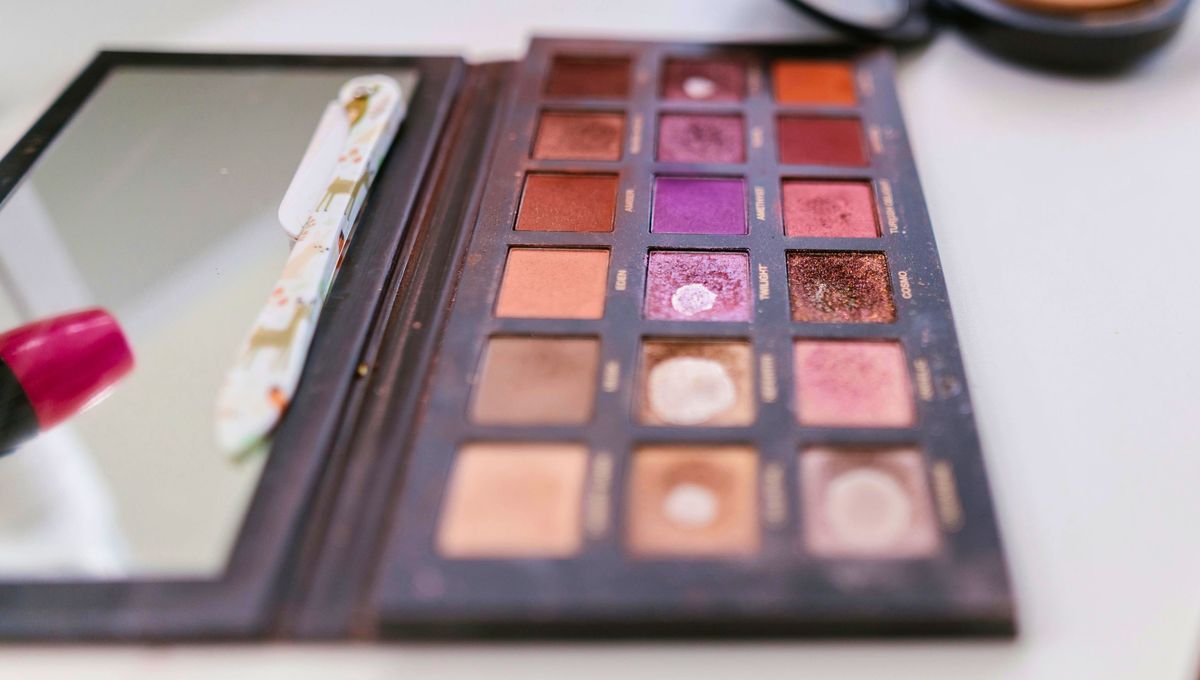 Las paletas de maquillaje se llenan de polvo y sombra que arruina el contenido. Las paletas de maquillaje se llenan de polvo y sombra que arruina el contenido.