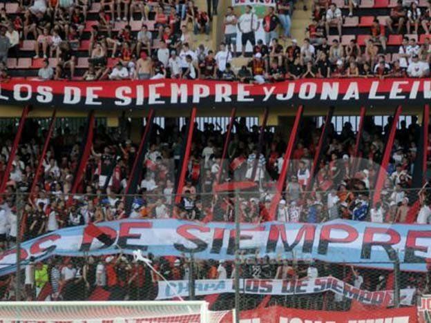 Dos mujeres cayeron por una avalancha en la cancha de Colón