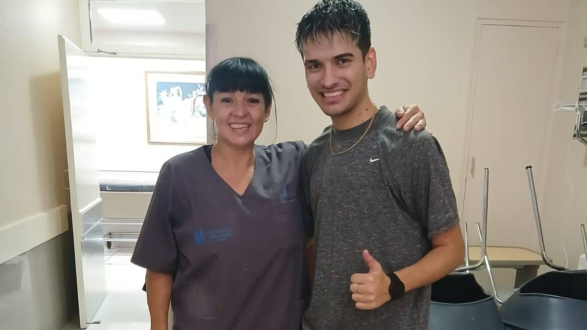 La felicidad del alta médica. Lo despide Sandra, una trabajadora del Hospital Italiano. La felicidad del alta médica. Lo despide Sandra, una trabajadora del Hospital Italiano.