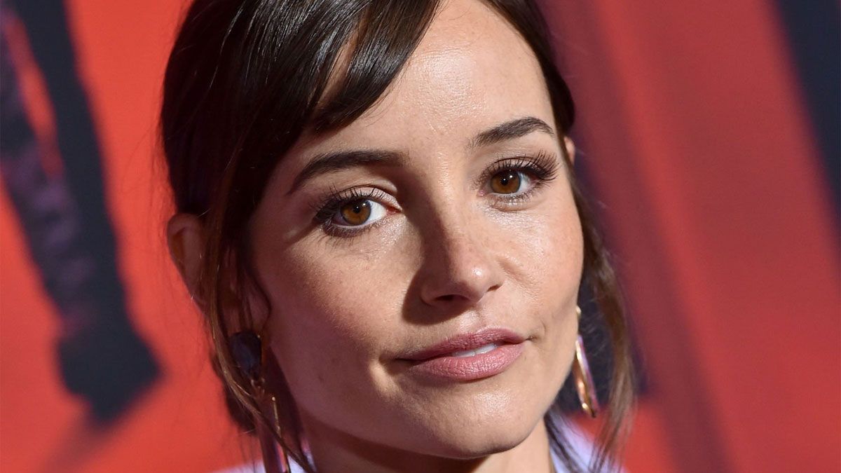 La actriz Jocelin Donahue interpreta a Charlotte en la película de Netflix.