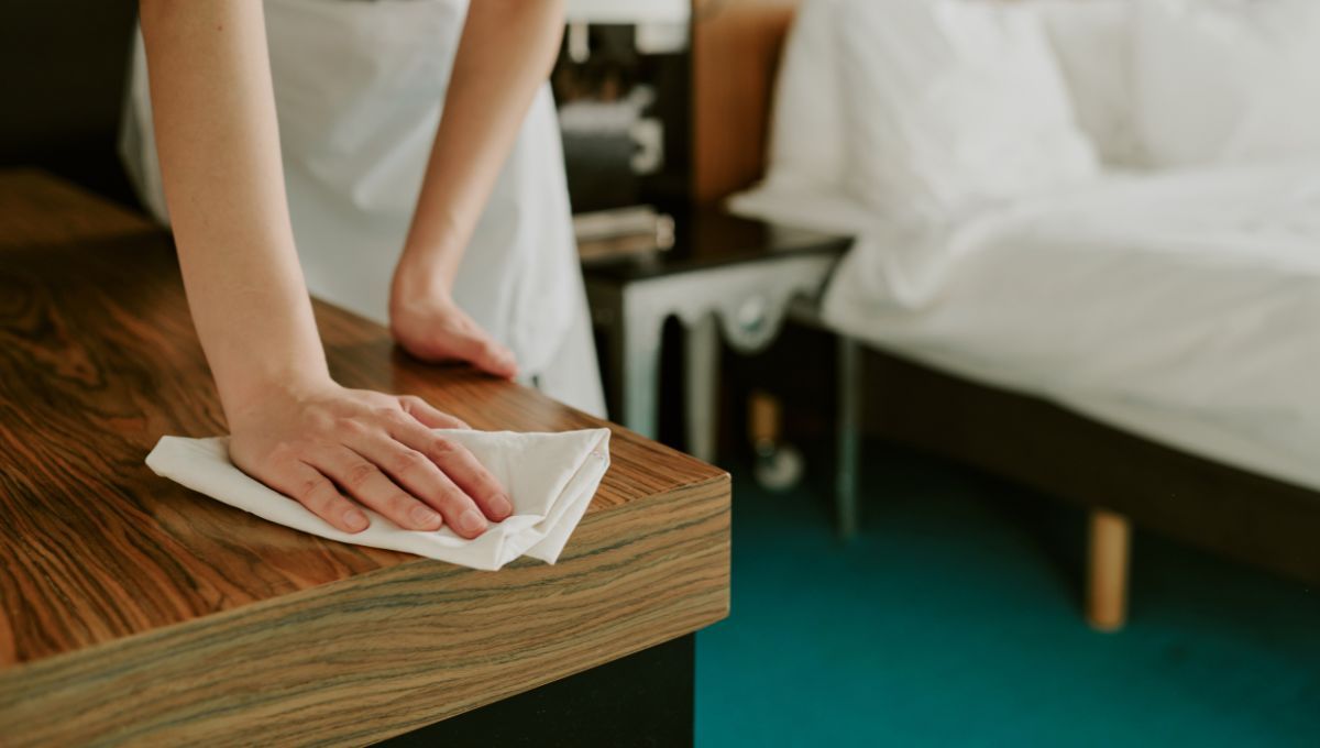 La mesa puede limpiarse con un par de gotas de agua oxigenada. La mesa puede limpiarse con un par de gotas de agua oxigenada. 