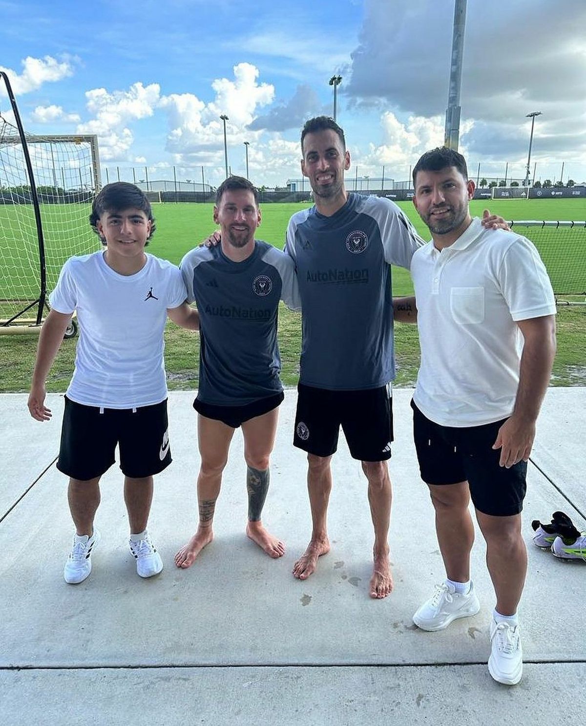 Benjam&iacute;n Ag&uuml;ero, junto a Messi, Busquets y el Kun, su pap&aacute;, en el entrenamiento del Inter Miami.&nbsp;
