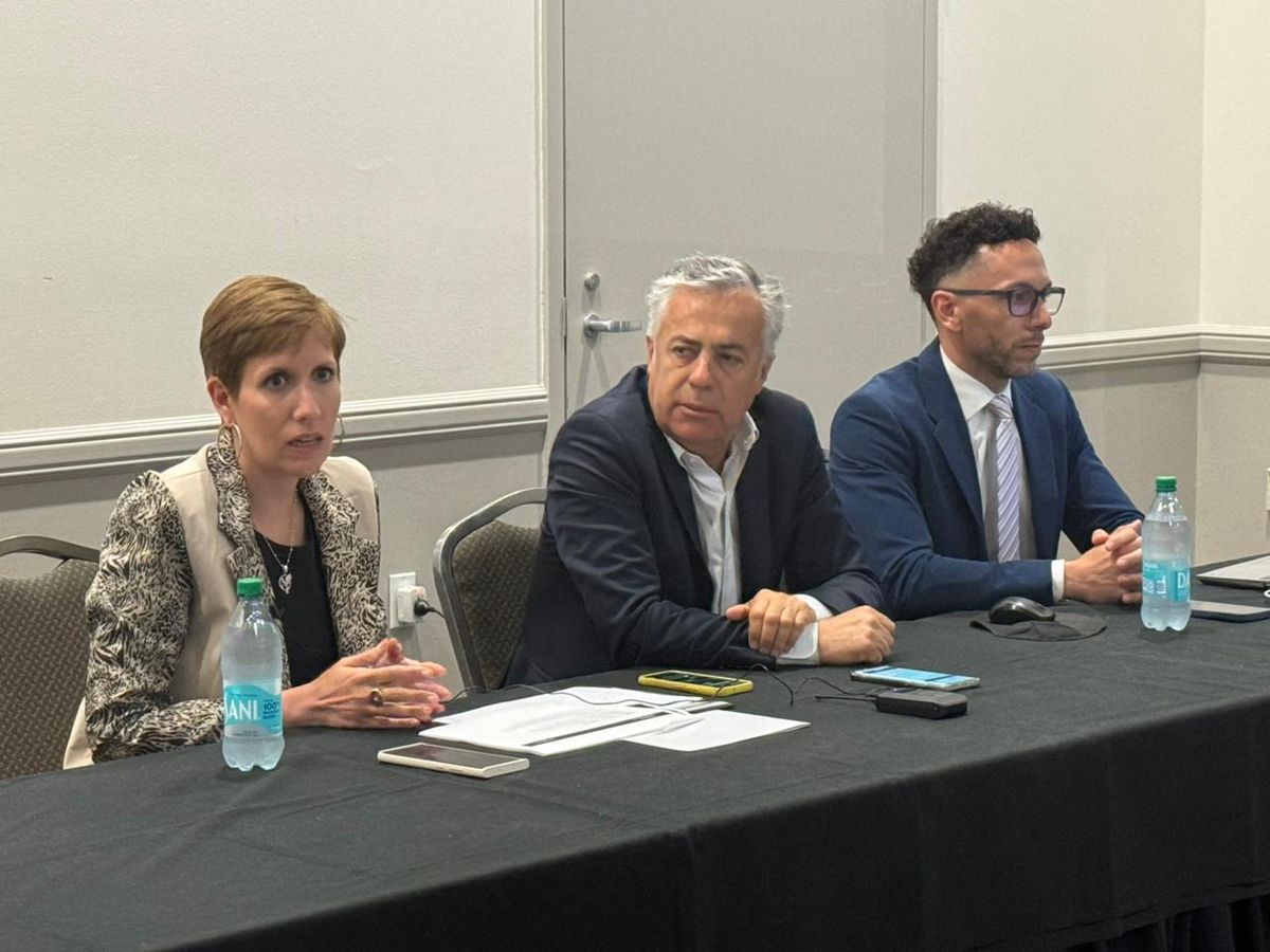 La ministra de Ambiente y Energía, Jimena Latorre; el gobernador Alfredo Cornejo y Lucas Erio, director de Hidrocarburos. La ministra de Ambiente y Energía, Jimena Latorre; el gobernador Alfredo Cornejo y Lucas Erio, director de Hidrocarburos.
