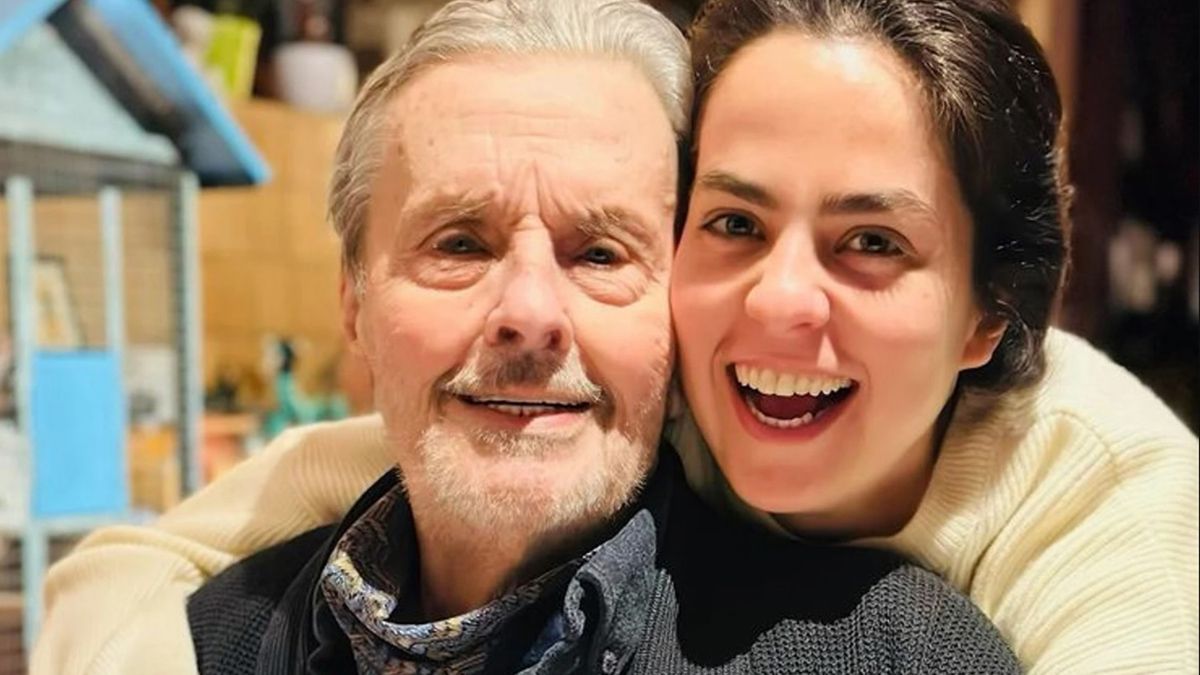 Alaín Delon junto a su hija Anouchka, en una de las últimas fotos tras sufrir un ACV que lo mantuvo alejado Alaín Delon junto a su hija Anouchka, en una de las últimas fotos tras sufrir un ACV que lo mantuvo alejado