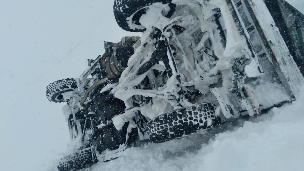 Así quedó el camión de Gendarmería tras el accidente en alta montaña.