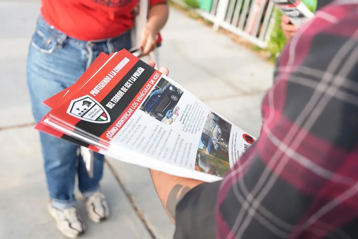 Una jueza federal en Washington D.C., Jia Cobb, detuvo temporalmente la política de deportaciones rápidas de migrantes. Personas participan en una patrulla comunitaria para alertar a la comunidad sobre la presencia de vehículos sospechosos u oficiales del Servicio de Inmigración y Control de Aduanas (ICE) en San Diego (Estados Unidos). Crédito: EFE/ Manuel Ocaño.