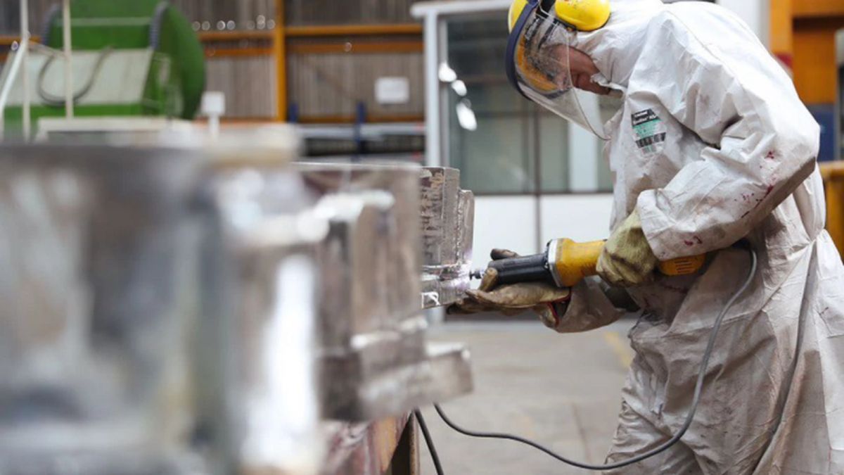 La fuerte recesión ha afectado ya a numerosas empresas, que han aplicado suspensiones, retiros voluntarios y despidos. La fuerte recesión ha afectado ya a numerosas empresas, que han aplicado suspensiones, retiros voluntarios y despidos.